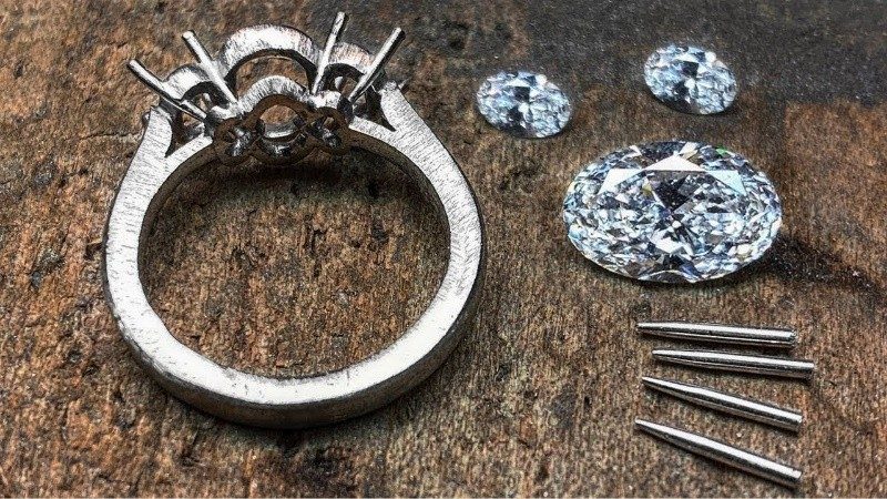 Engagement ring setting with loose diamonds